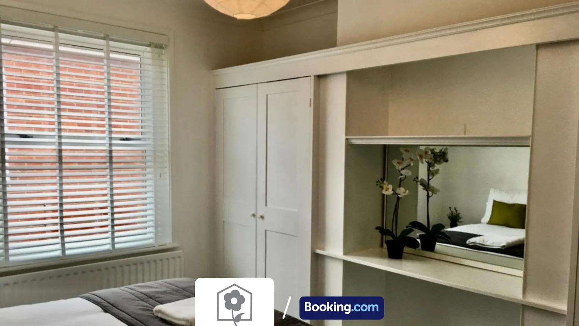 Netley Village Apartment: Serviced Stay with Free Wi-Fi in Southampton Hamble-le-Rice United Kingdom
