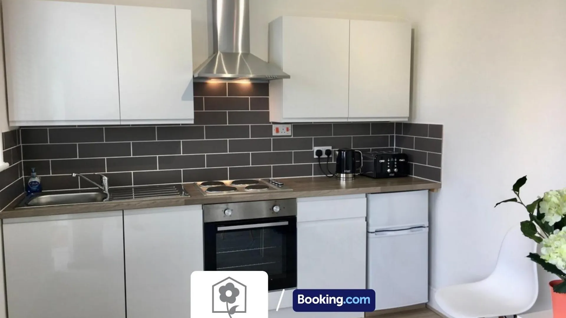 Netley Village Apartment: Serviced Stay with Free Wi-Fi in Southampton Hamble-le-Rice Apartment